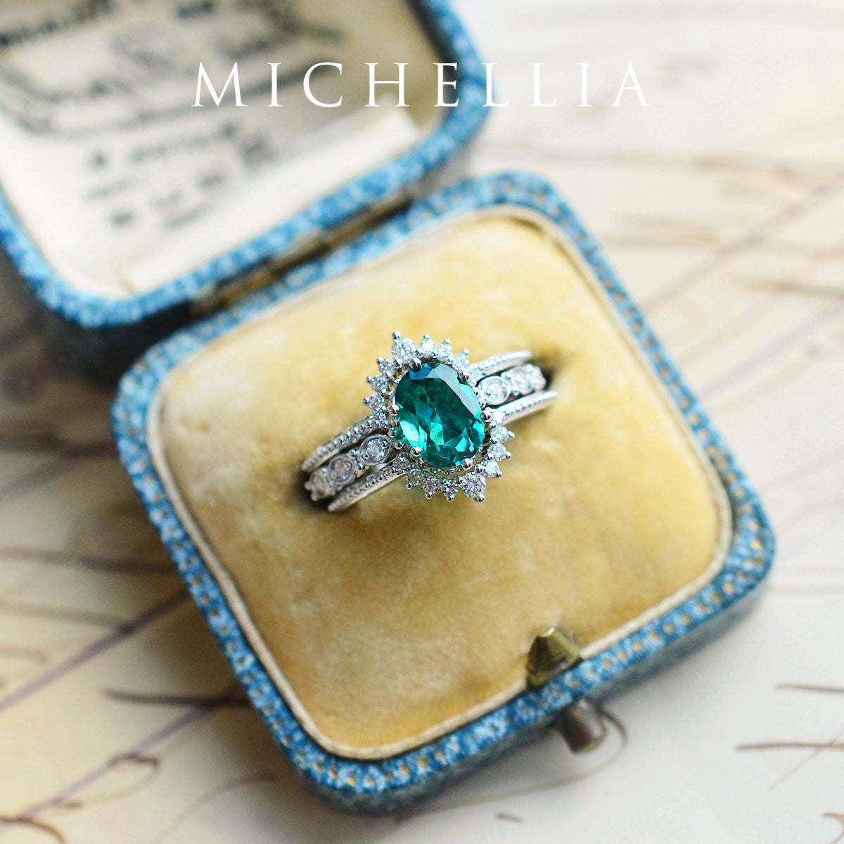 [Evelina] Vintage Classic Crown Oval Engagement Ring in Emerald