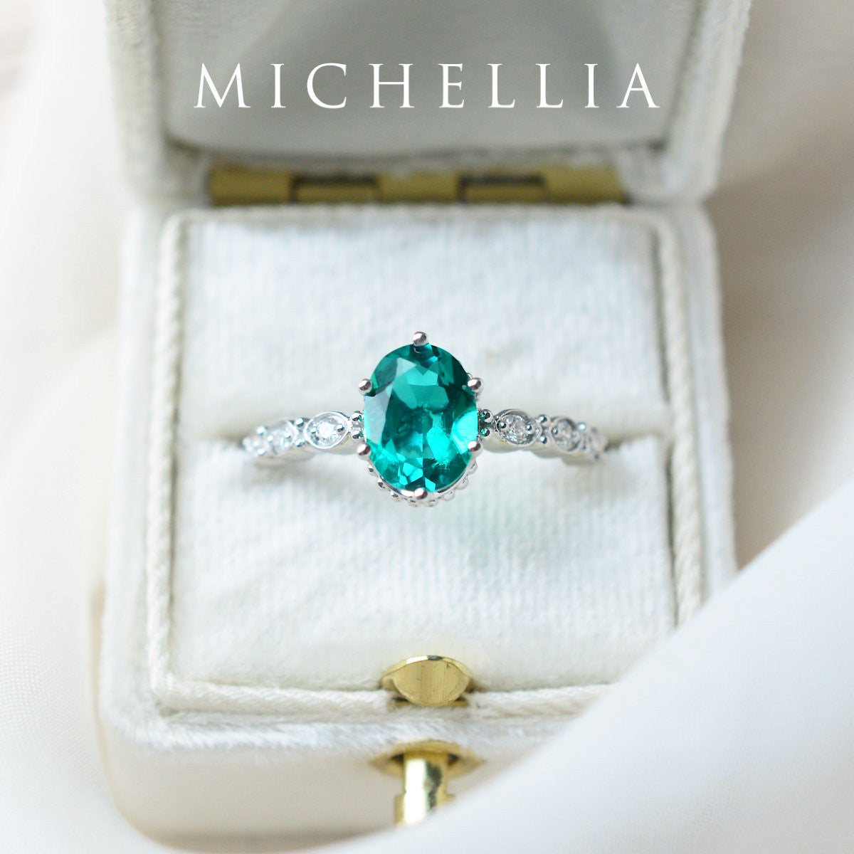 [Evelina] Vintage Classic Crown Oval Engagement Ring in Emerald