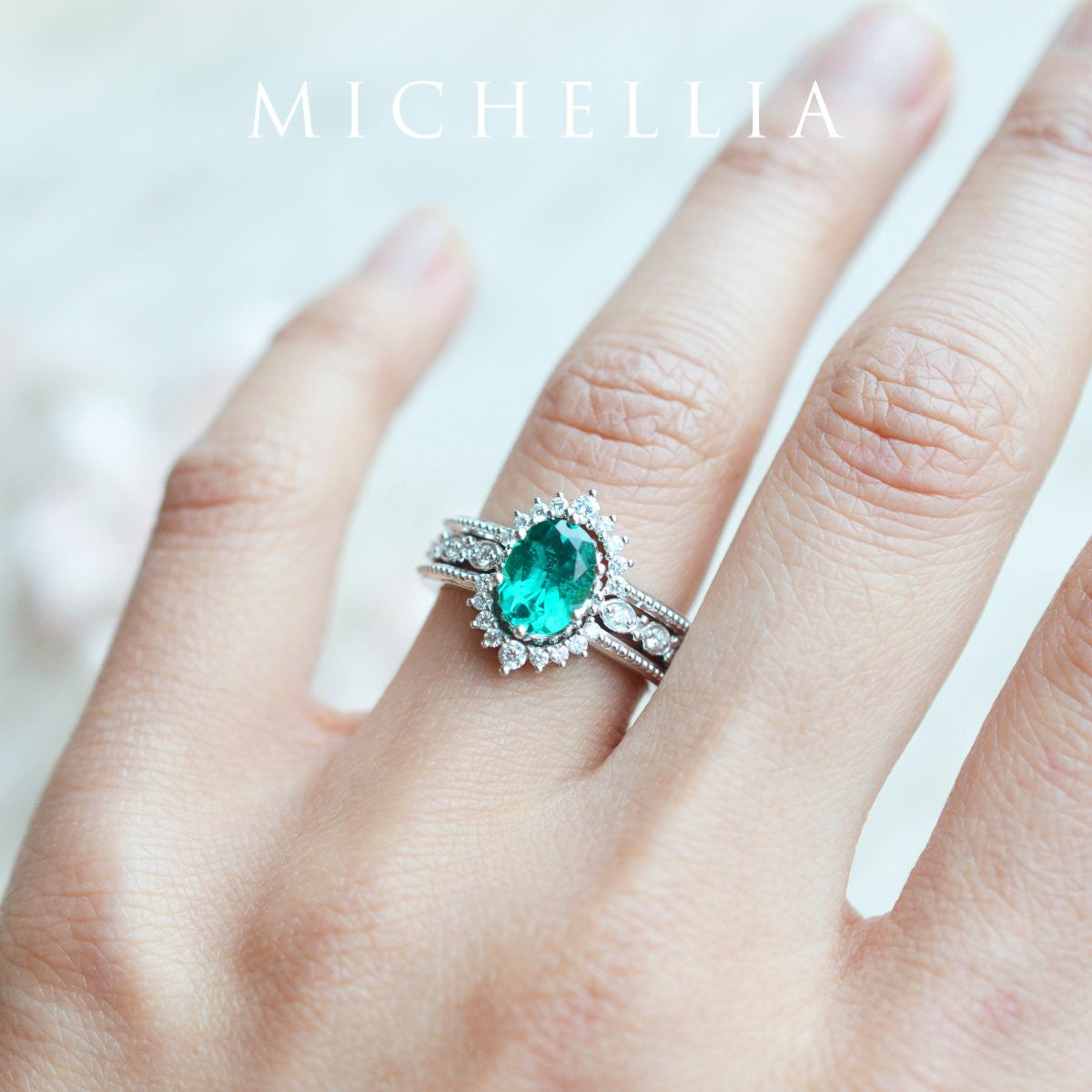 [Evelina] Vintage Classic Crown Oval Engagement Ring in Emerald