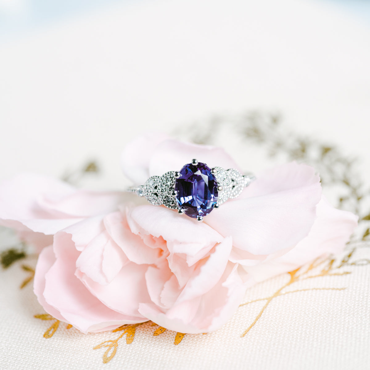 [Olivia] Classic Floral Oval Engagement Ring in Lab Alexandrite