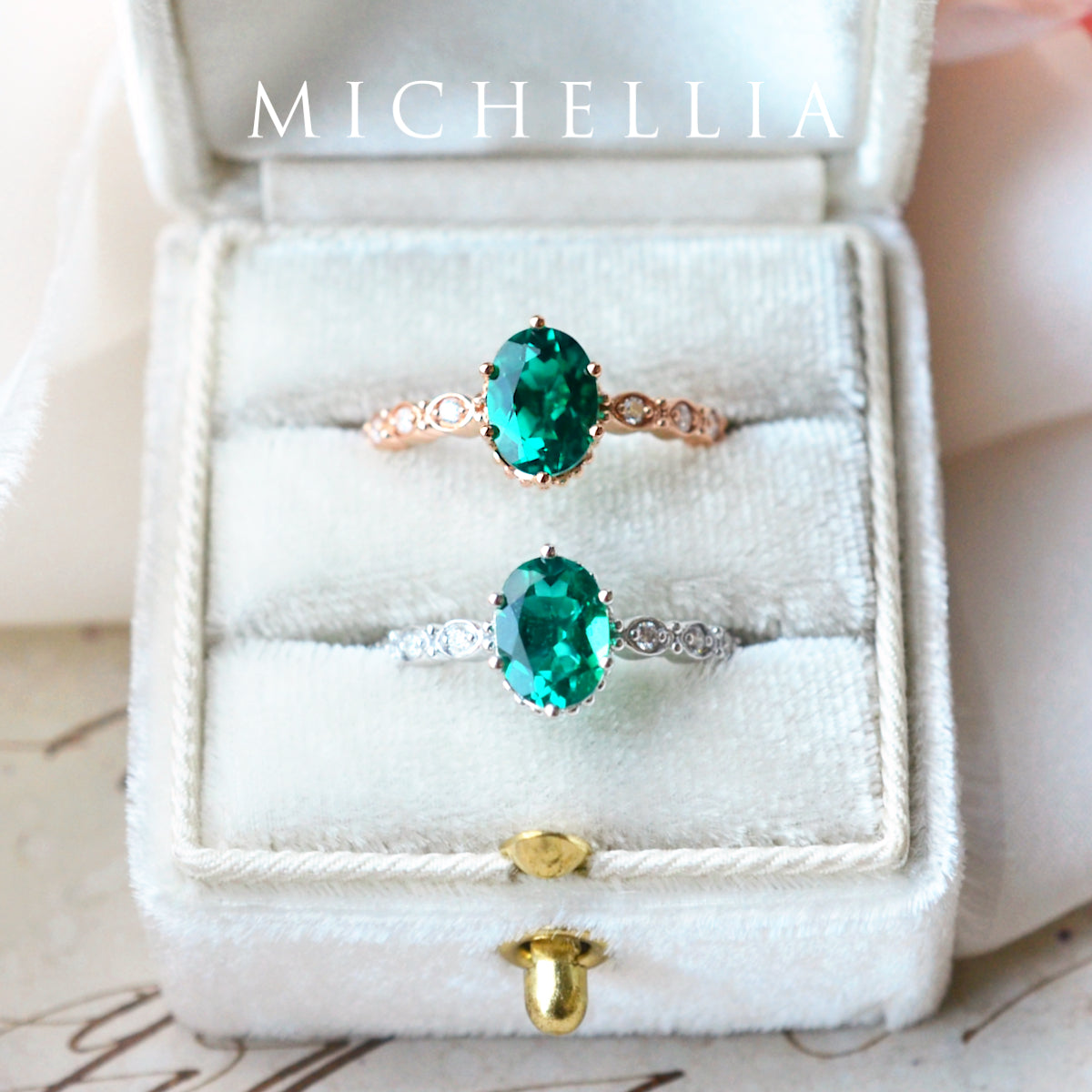 [Evelina] Vintage Classic Crown Oval Engagement Ring in Emerald