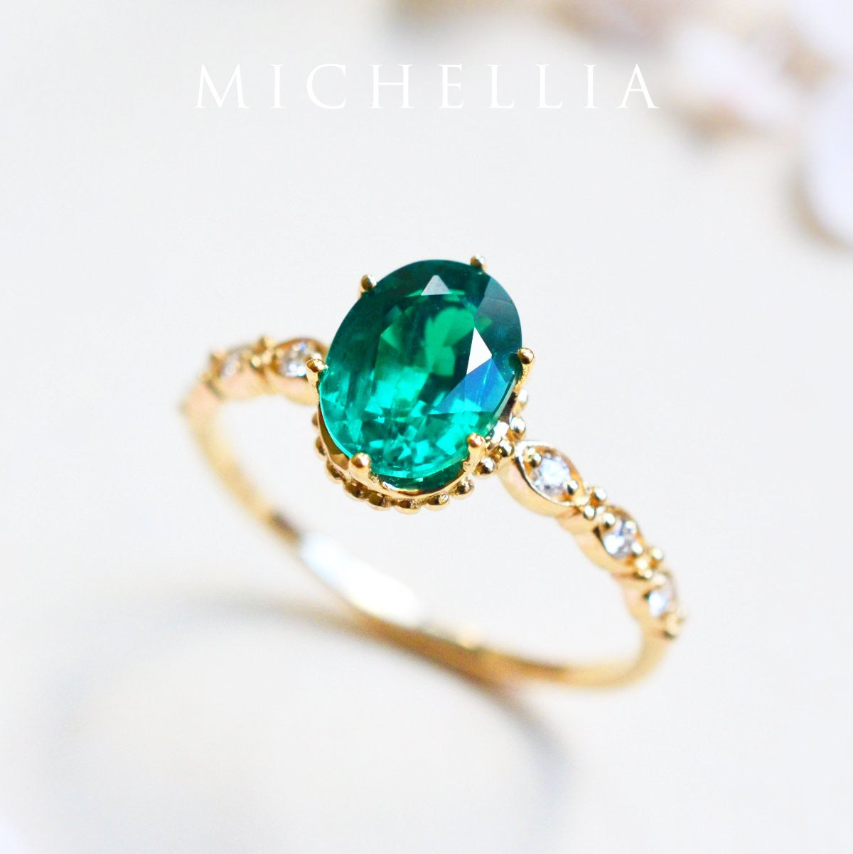 [Evelina] Vintage Classic Crown Oval Engagement Ring in Emerald
