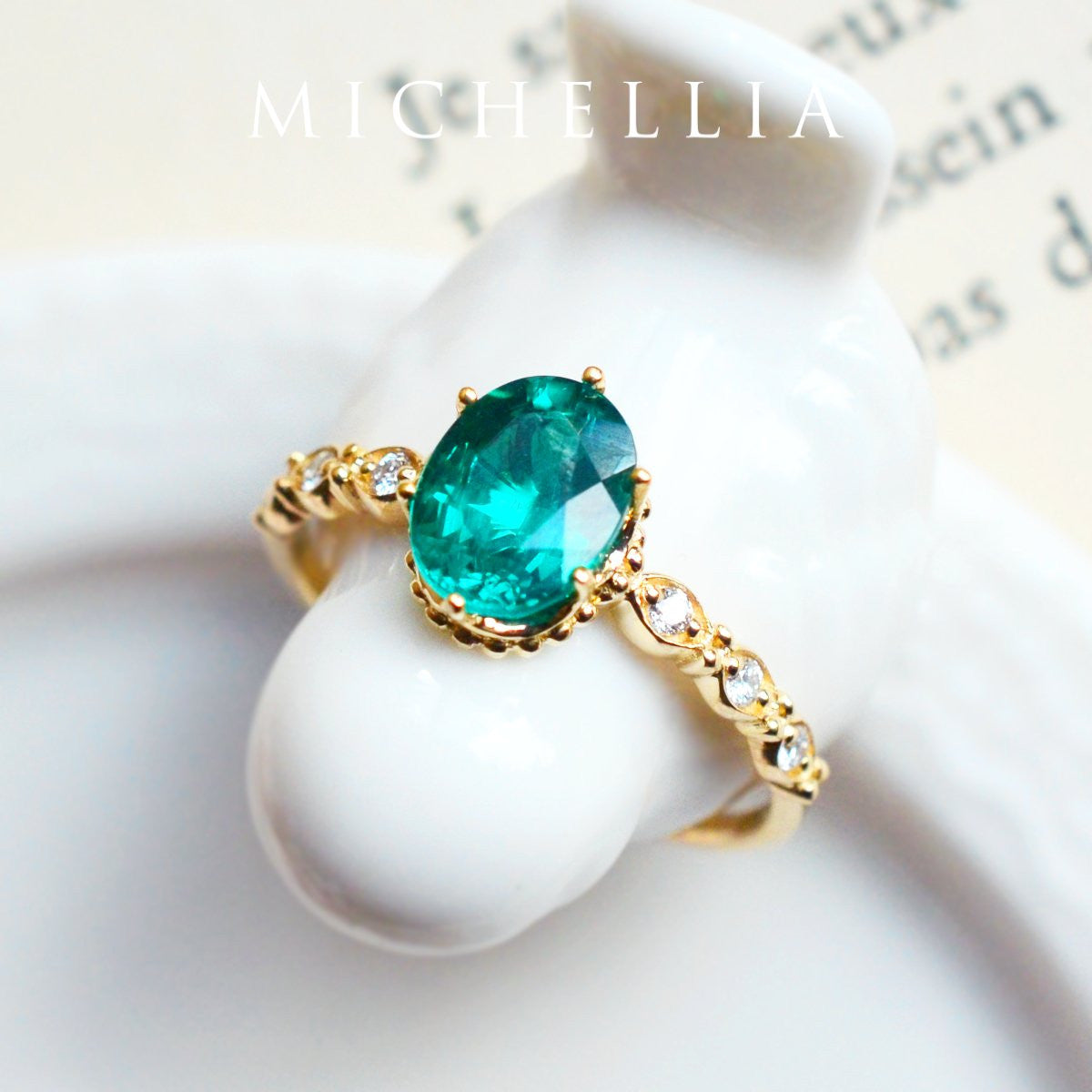 [Evelina] Vintage Classic Crown Oval Engagement Ring in Emerald