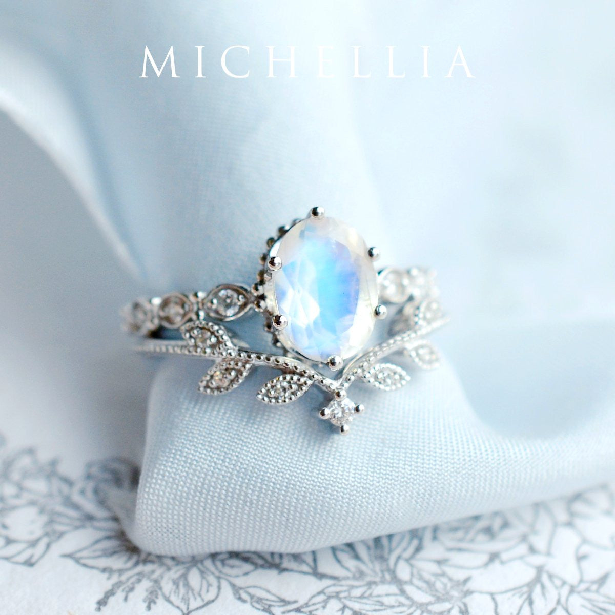 [Evelina] Vintage Classic Crown Oval Engagement Ring in Moonstone