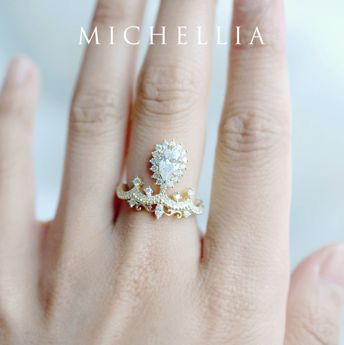 [Angelique] Venetian Crown Engagement Ring in Diamond / Moissanite
