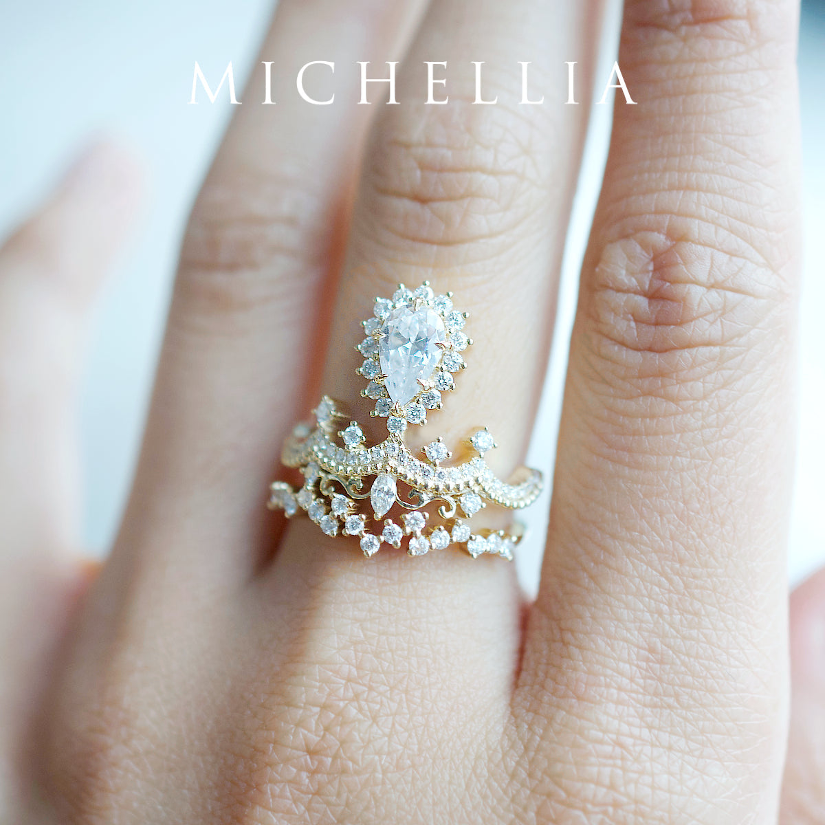 [Angelique] Venetian Crown Engagement Ring in Diamond / Moissanite