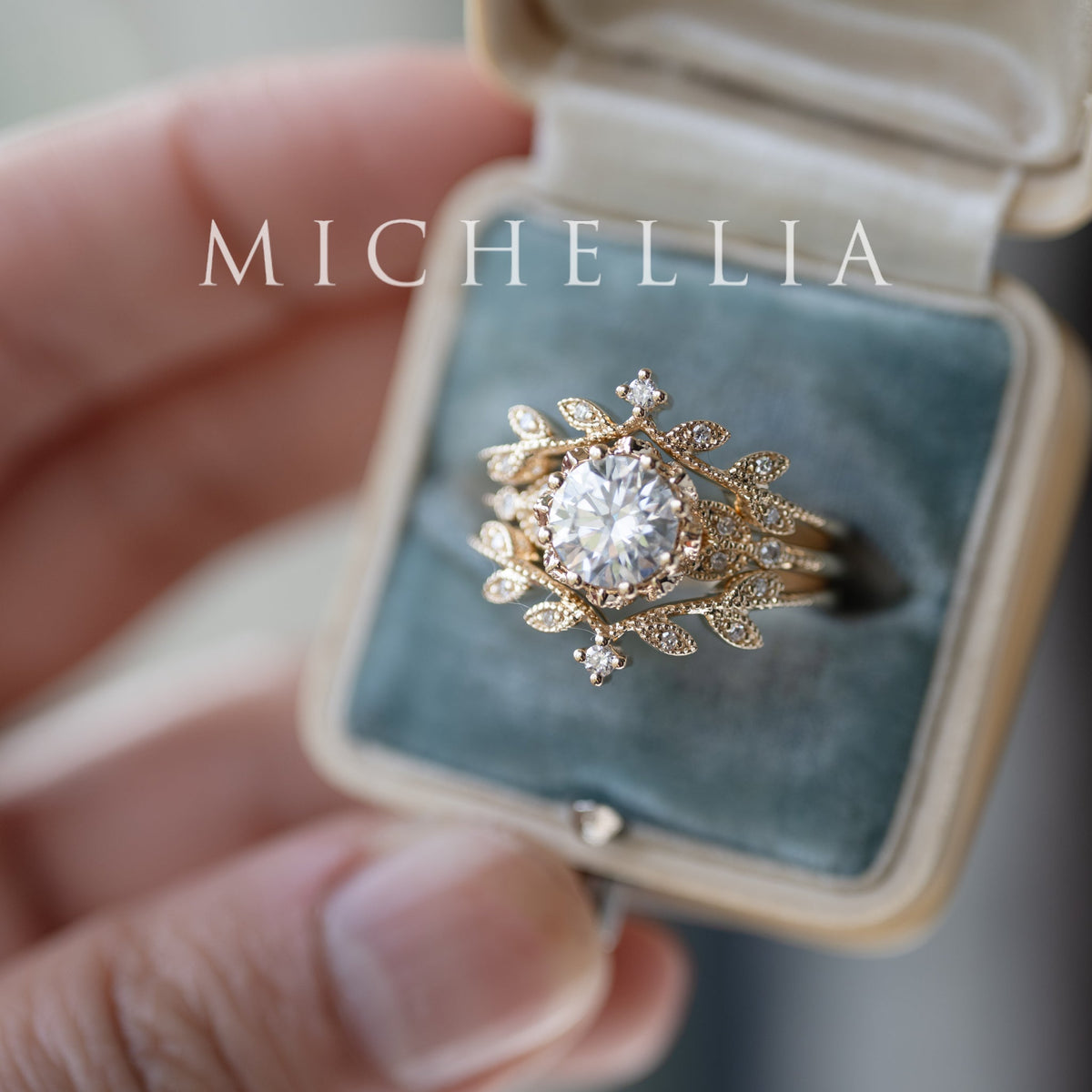 [Evanthe] Vintage Floral Engagement Ring in Diamond / Moissanite