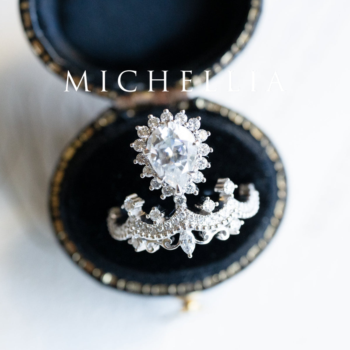 [Angelique] Venetian Crown Engagement Ring in Diamond / Moissanite