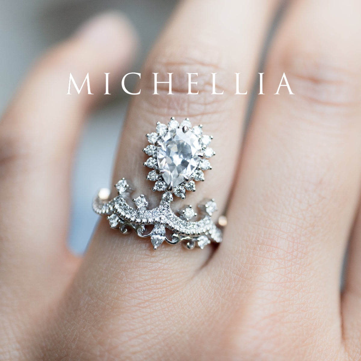 [Angelique] Venetian Crown Engagement Ring in Diamond / Moissanite