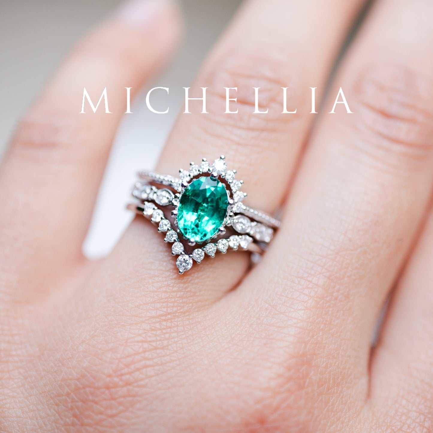 [Evelina] Vintage Classic Crown Oval Engagement Ring in Emerald