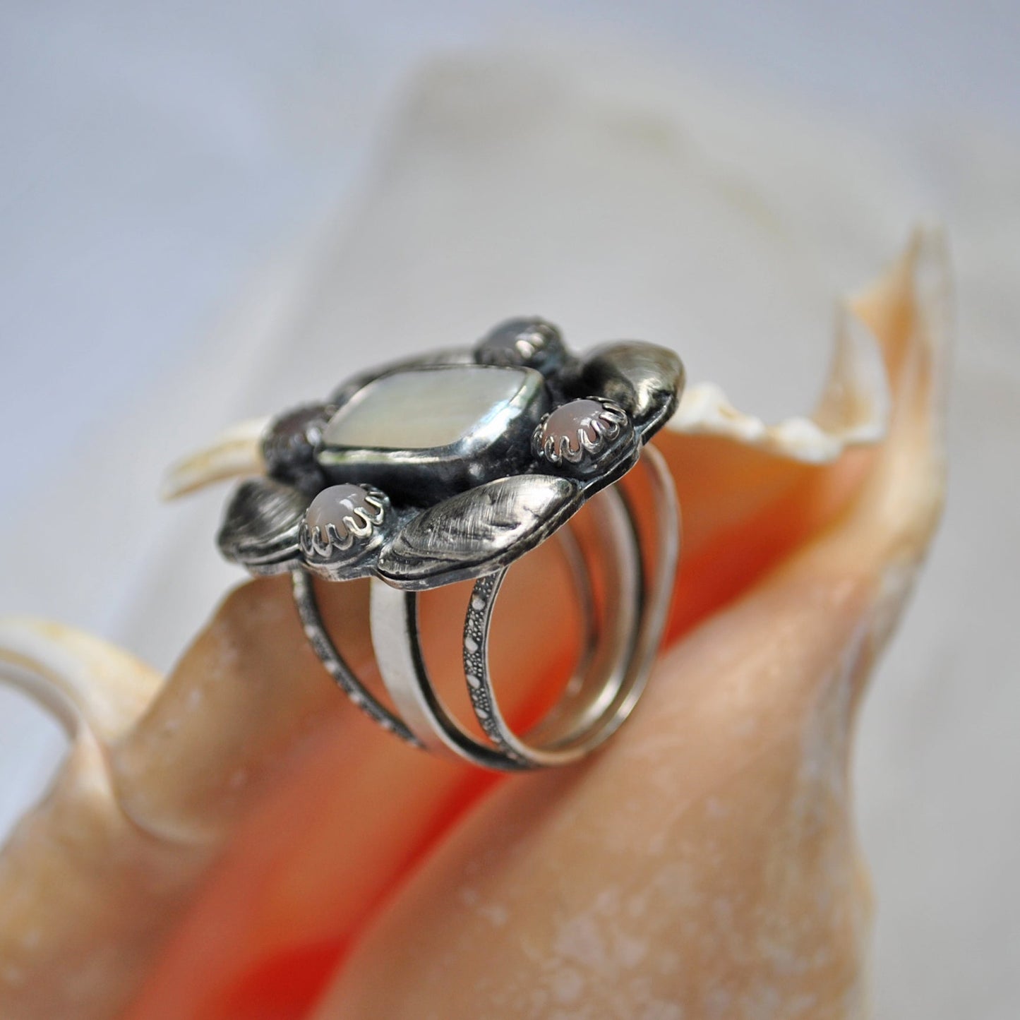 Size 9, Pearl Window