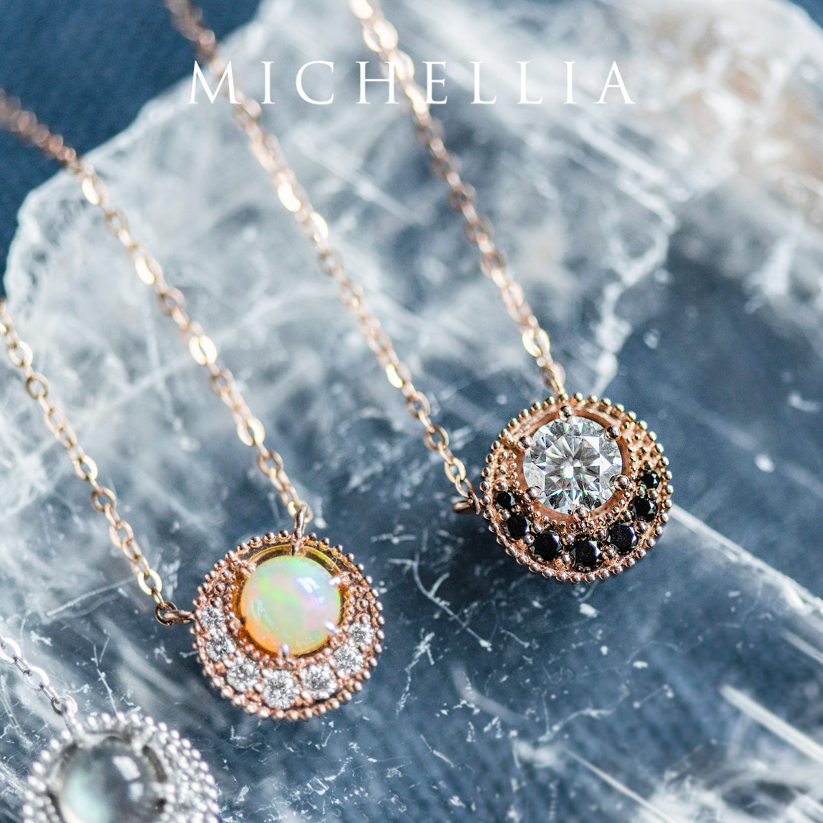 [Luna] Crescent Moon Necklace in Moissanite
