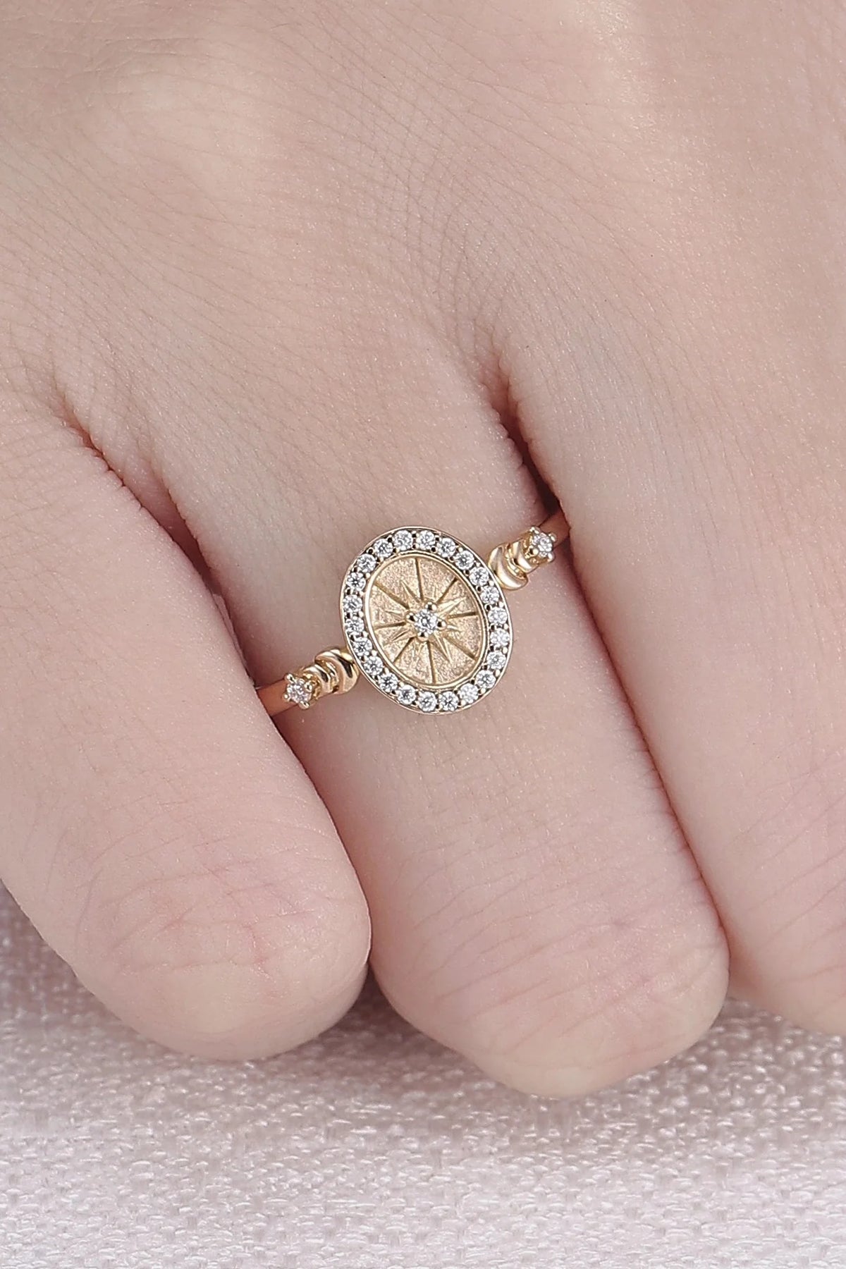 Eight-Pointed Star Rond Cut Moissanite Yellow Gold Signet Ring