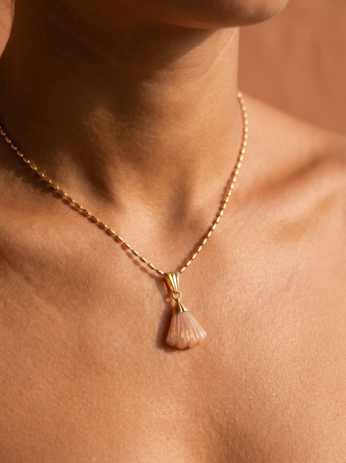 Collier CANDACE Solaire | Pendentif Éventail Pierre Sculptée – Univers Solaire