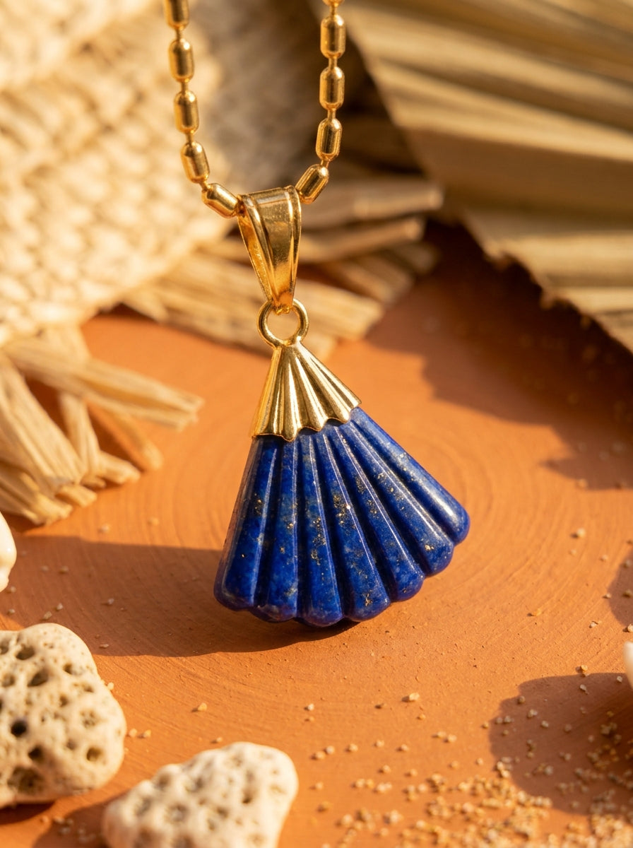 Collier CANDACE Aqua | Pendentif Éventail Pierre Sculptée – Univers Aquatique