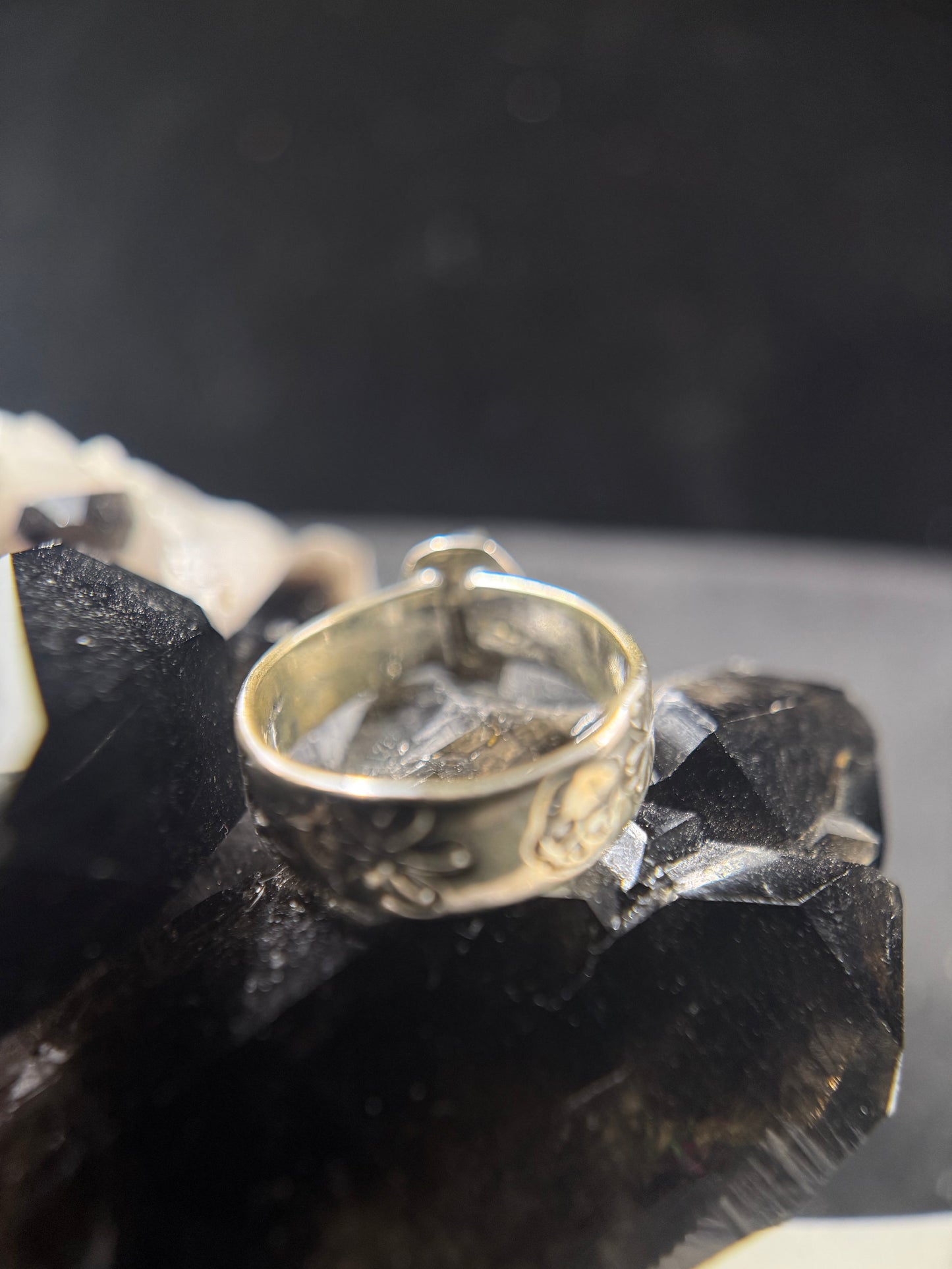Antivist Ring