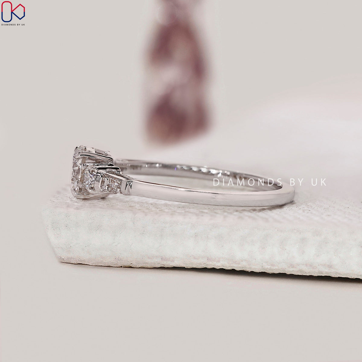 Round Cut 5 Stone Diamond Ring In White Gold