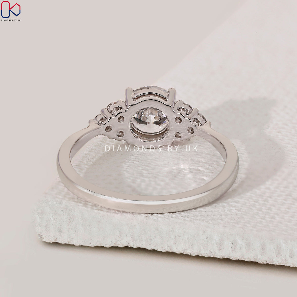 Round Diamond Engagement Ring With Muse Setting