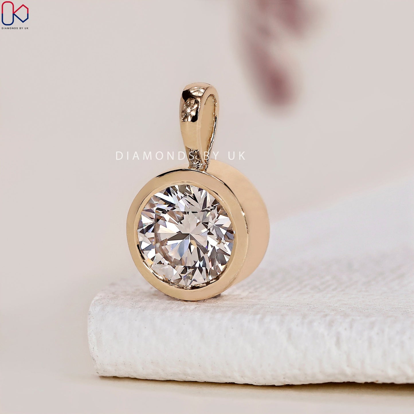 Round Diamond Solitaire Pendant In Yellow Gold
