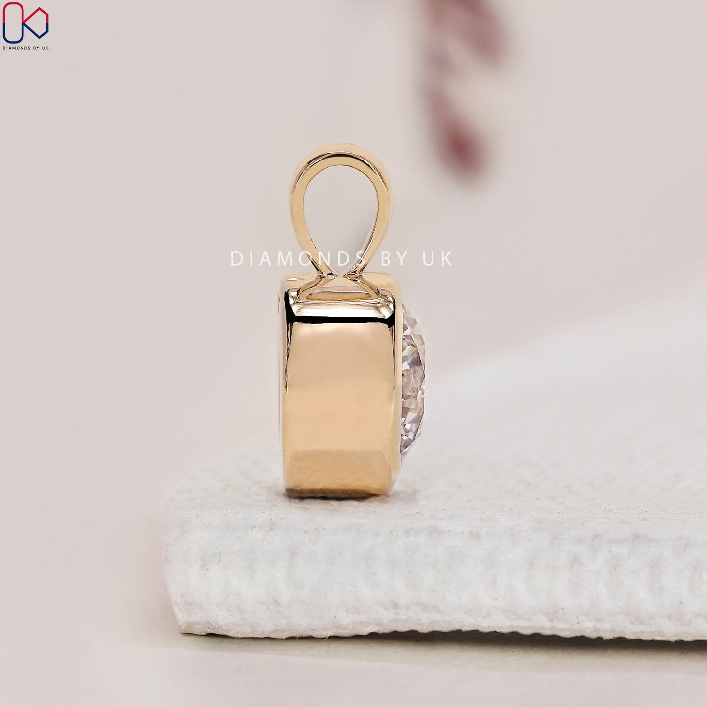 Round Diamond Solitaire Pendant In Yellow Gold