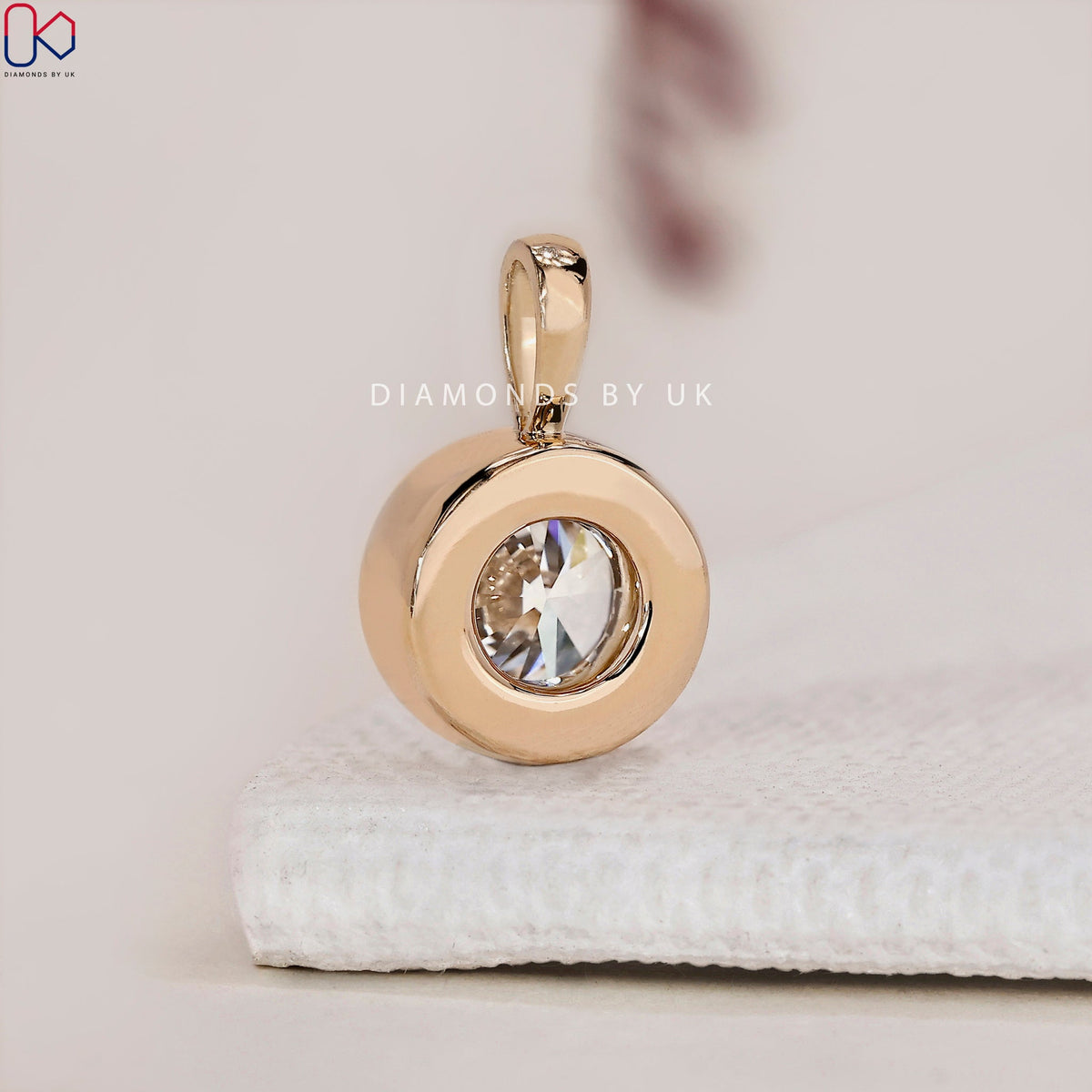 Round Diamond Solitaire Pendant In Yellow Gold