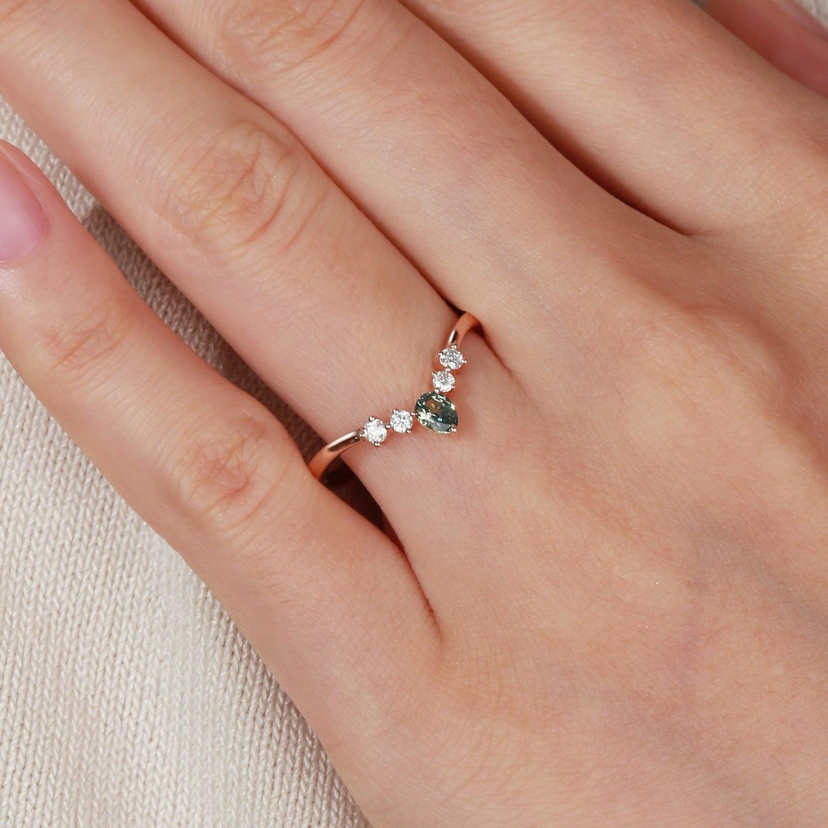 Marina‘s Tide | Teal Sapphire & Moissanite Wedding Band