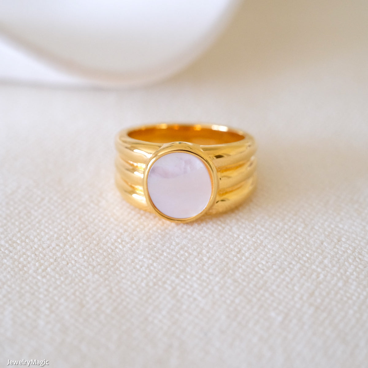 Gold mother of pearl ring