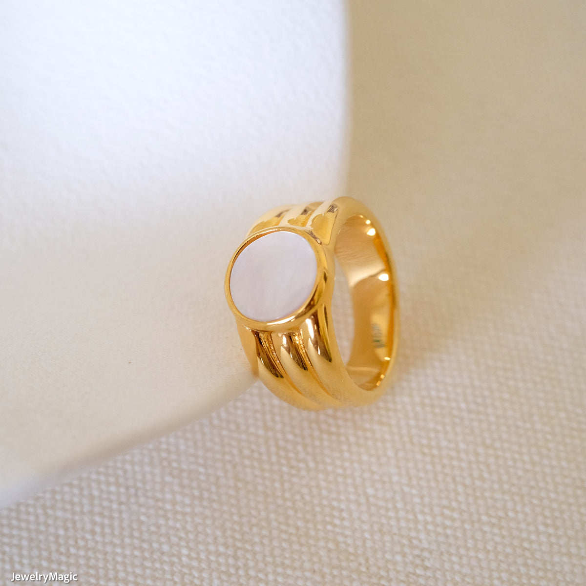 Gold mother of pearl ring
