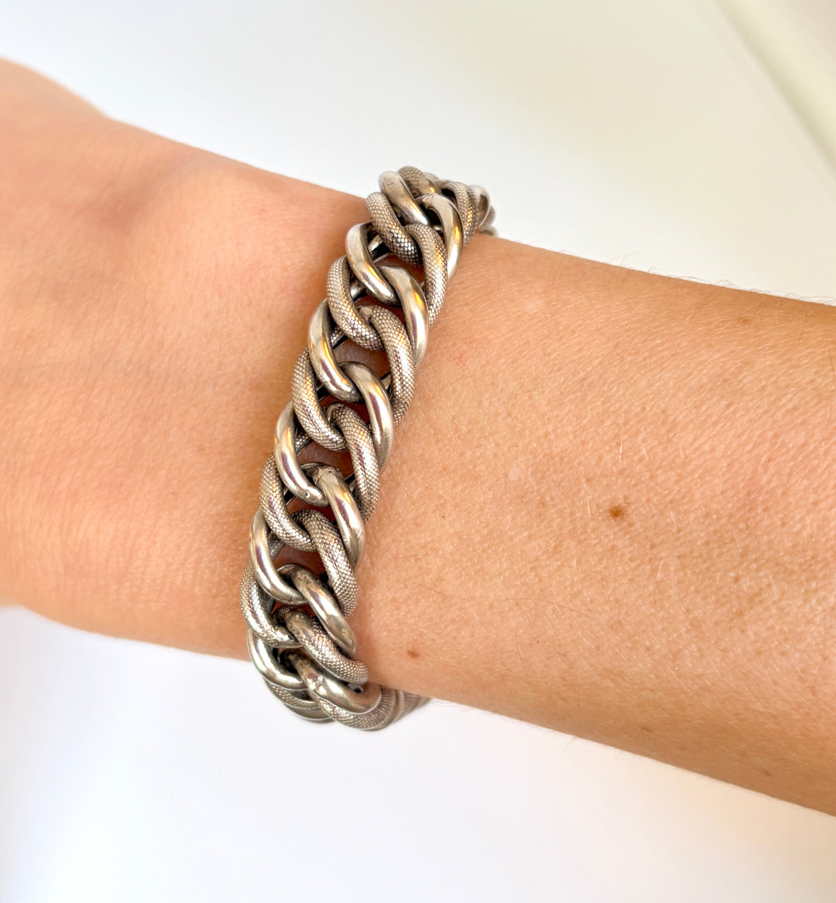 VIctorian Silver Bracelet with Silver Padlock, 6 inches and 20.6g