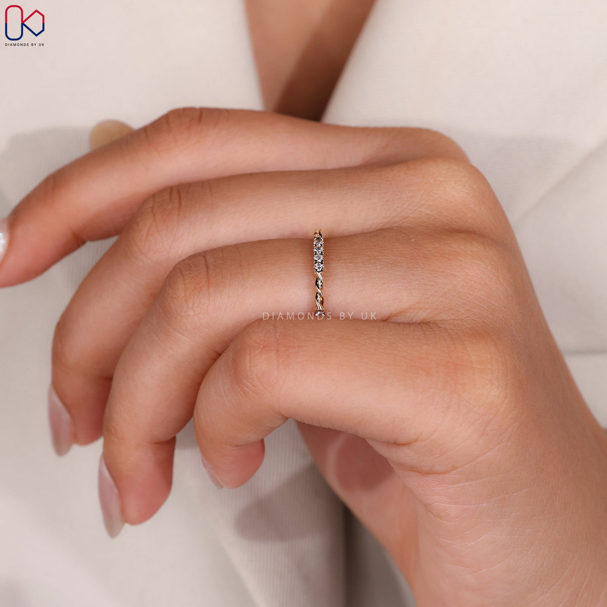 Round Cut Diamond Twisted Rope Wedding Band