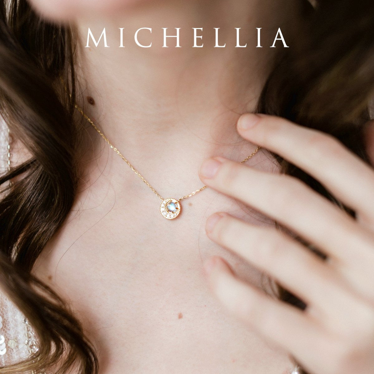 [Luna] Crescent Moon Necklace in Moonstone