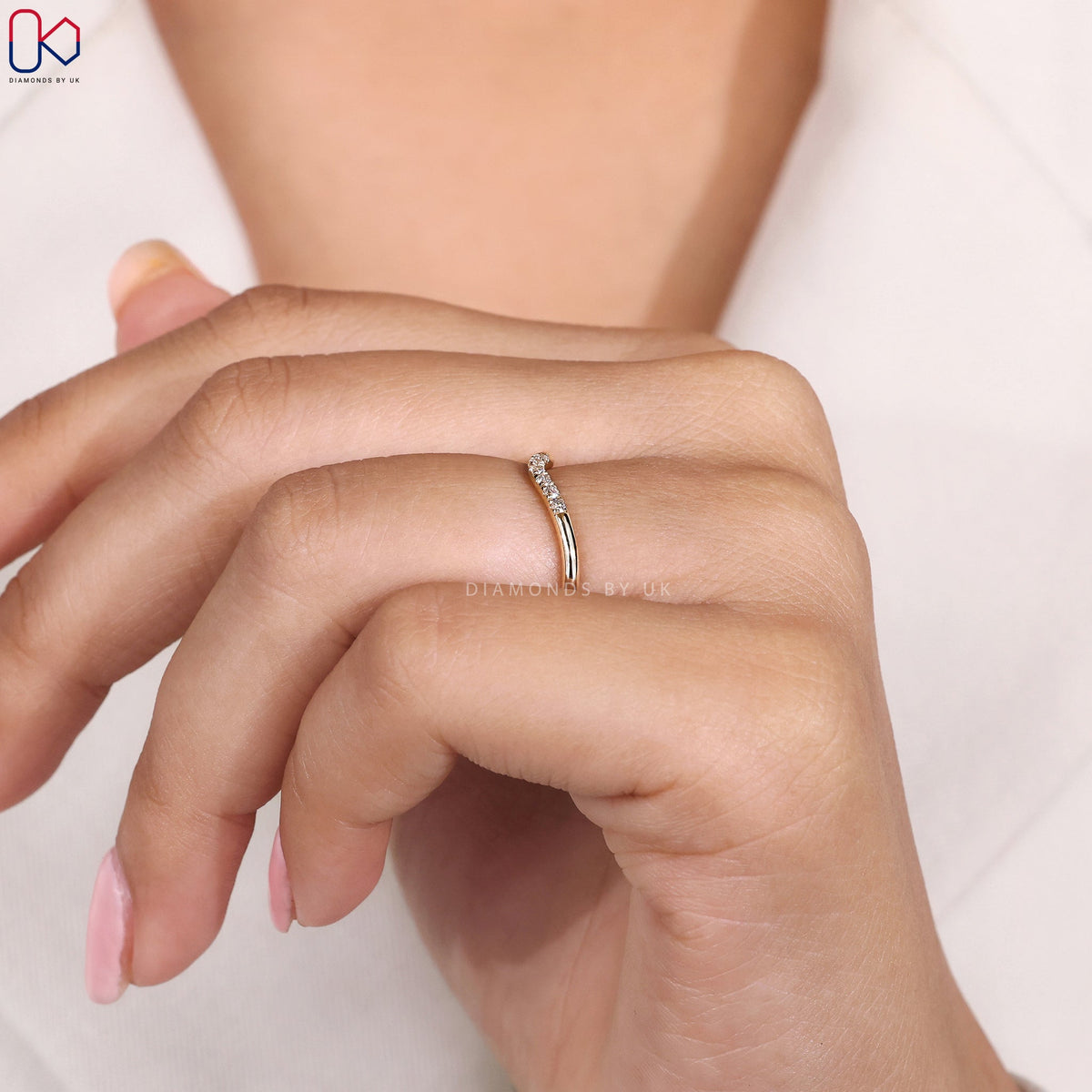 Round Cut Wave Curved Diamond Wedding Band