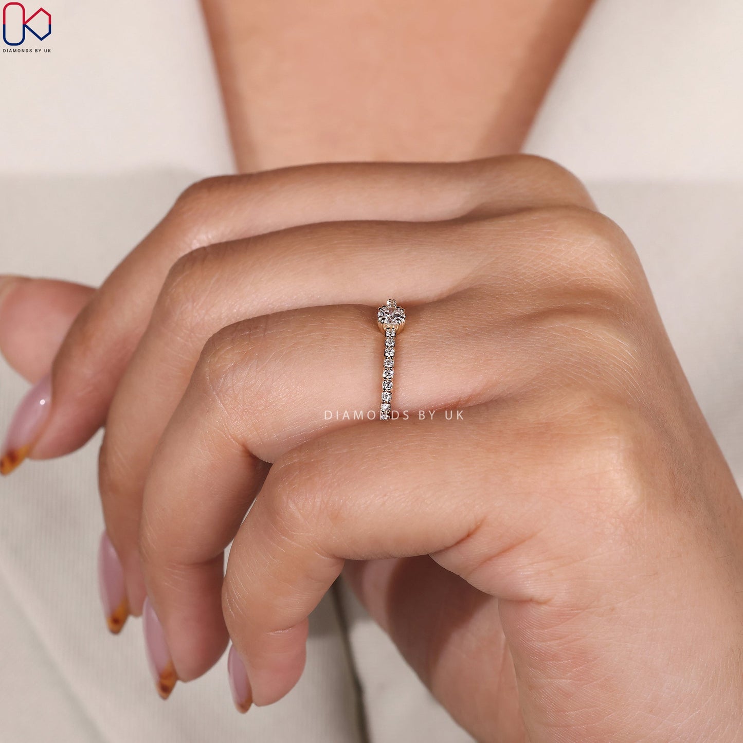 Round Cut Engagement Ring In Yellow Gold