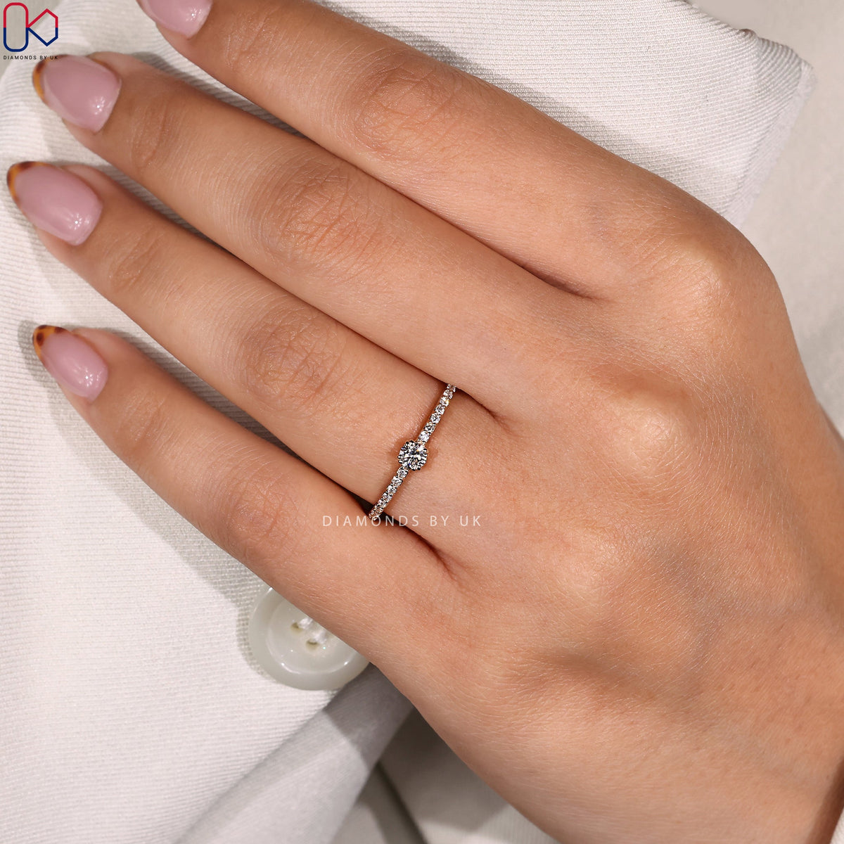 Round Cut Engagement Ring In Yellow Gold
