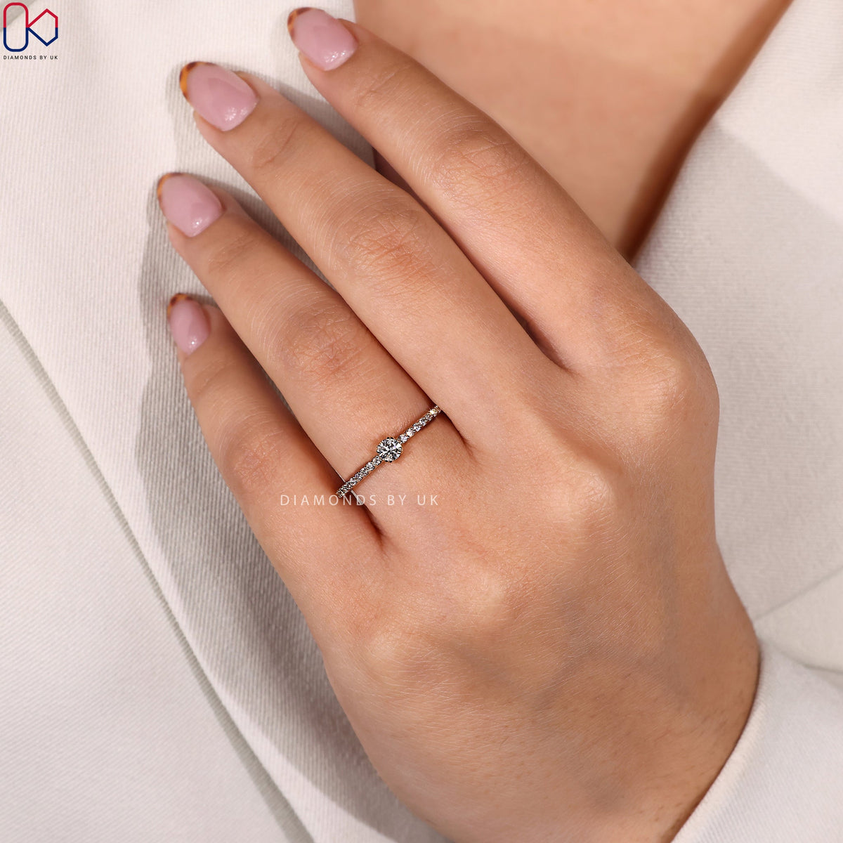 Round Cut Engagement Ring In Yellow Gold