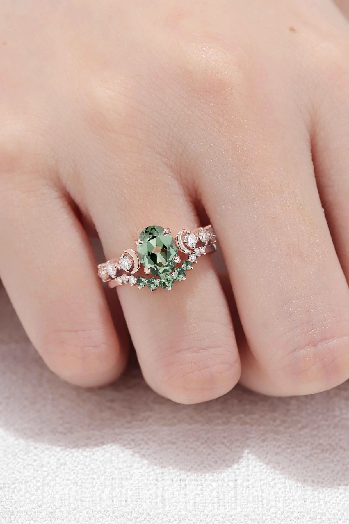 IverJewelry Oval Green Sapphire Moon Seven Stone Gemstone Ring Set 2pcs