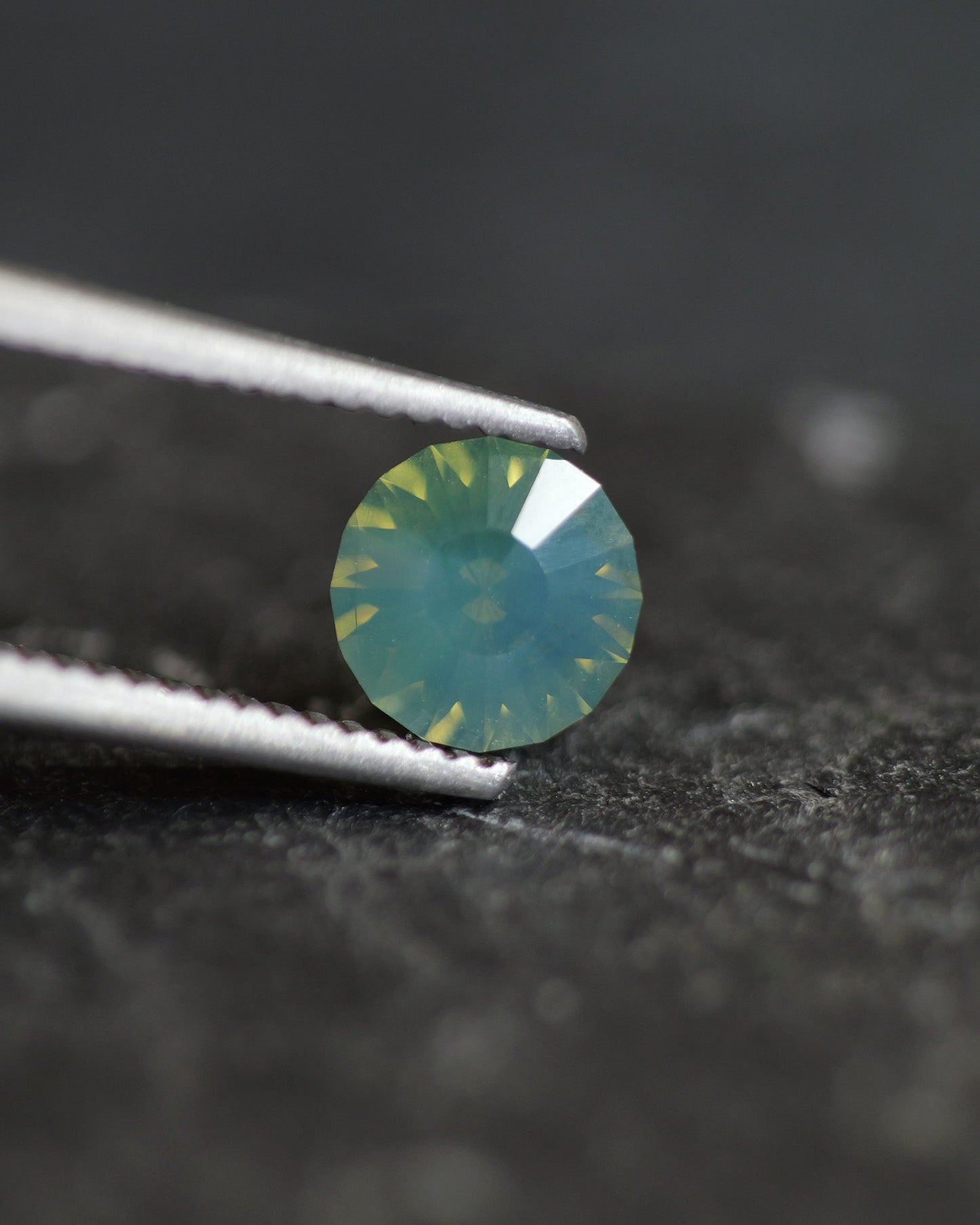 Opalescent Sapphire | natural, multicolor: green-yellow and blue, round-cut, 5.5mm, 0.7ct, Madagascar