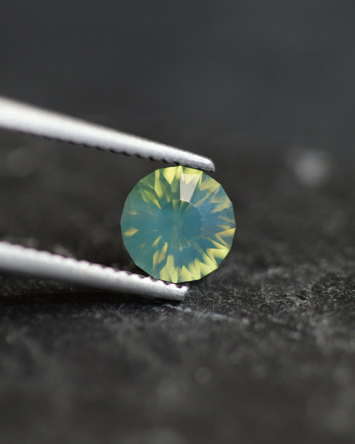 Opalescent Sapphire | natural, multicolor: green-yellow and blue, round-cut, 5.5mm, 0.7ct, Madagascar