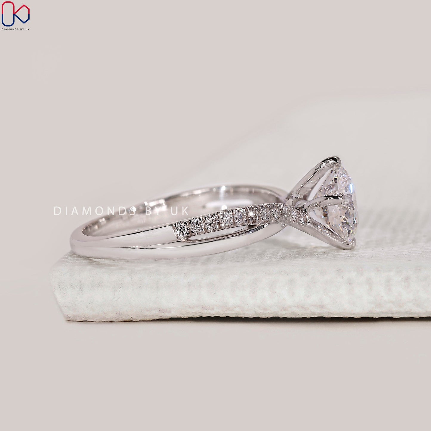 Round Cut White Gold Engagement Ring