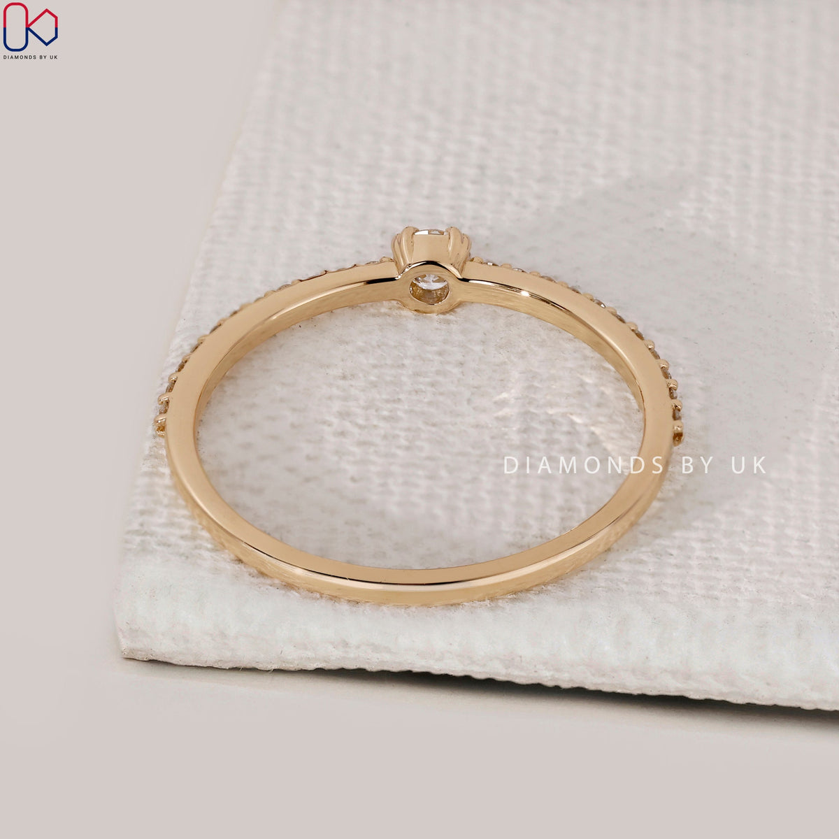 Round Cut Engagement Ring In Yellow Gold