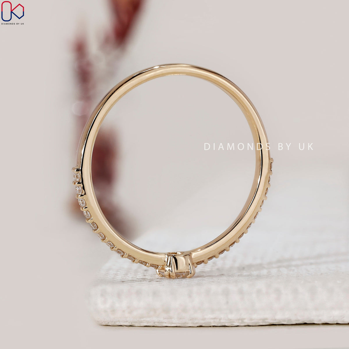 Round Cut Engagement Ring In Yellow Gold