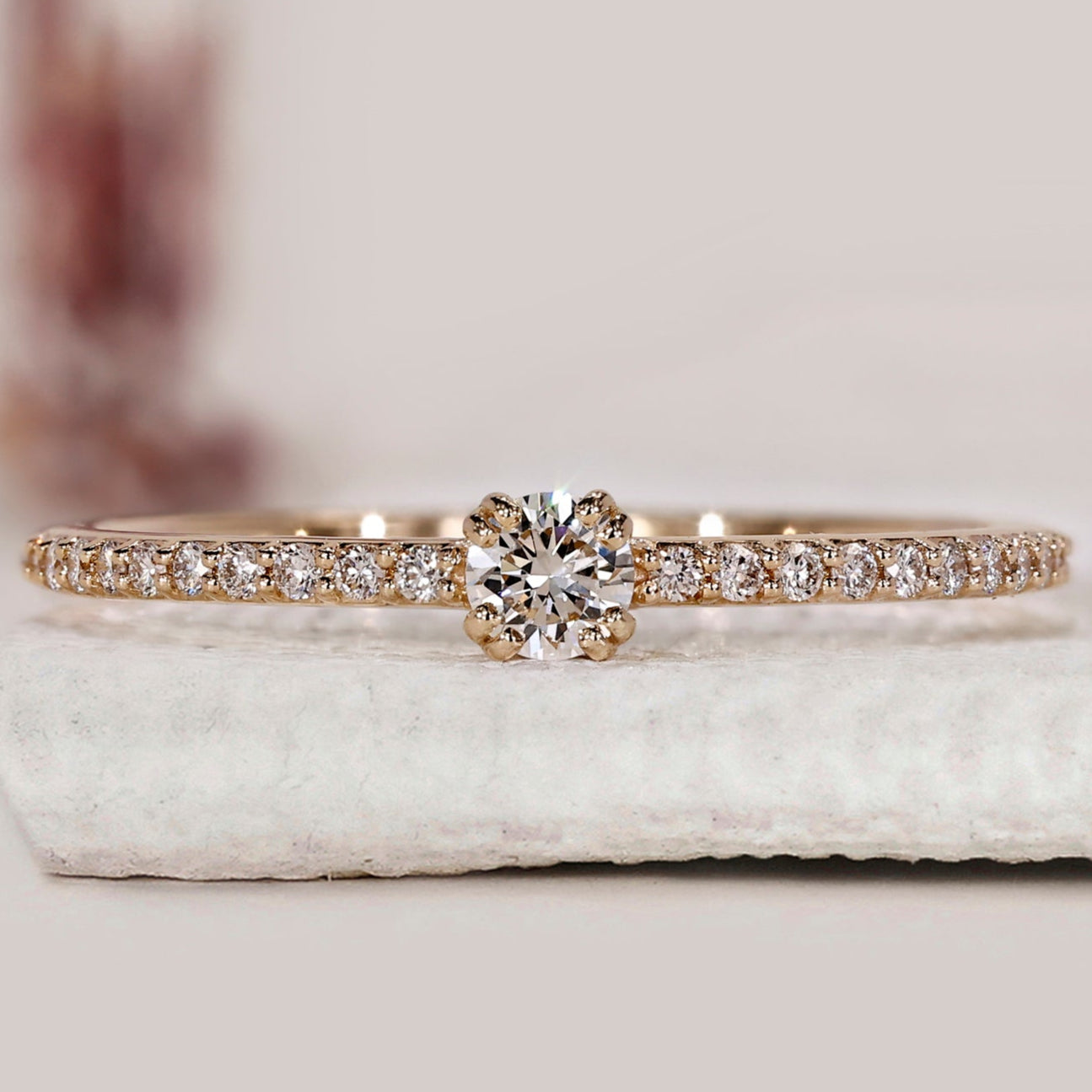 Round Cut Engagement Ring In Yellow Gold