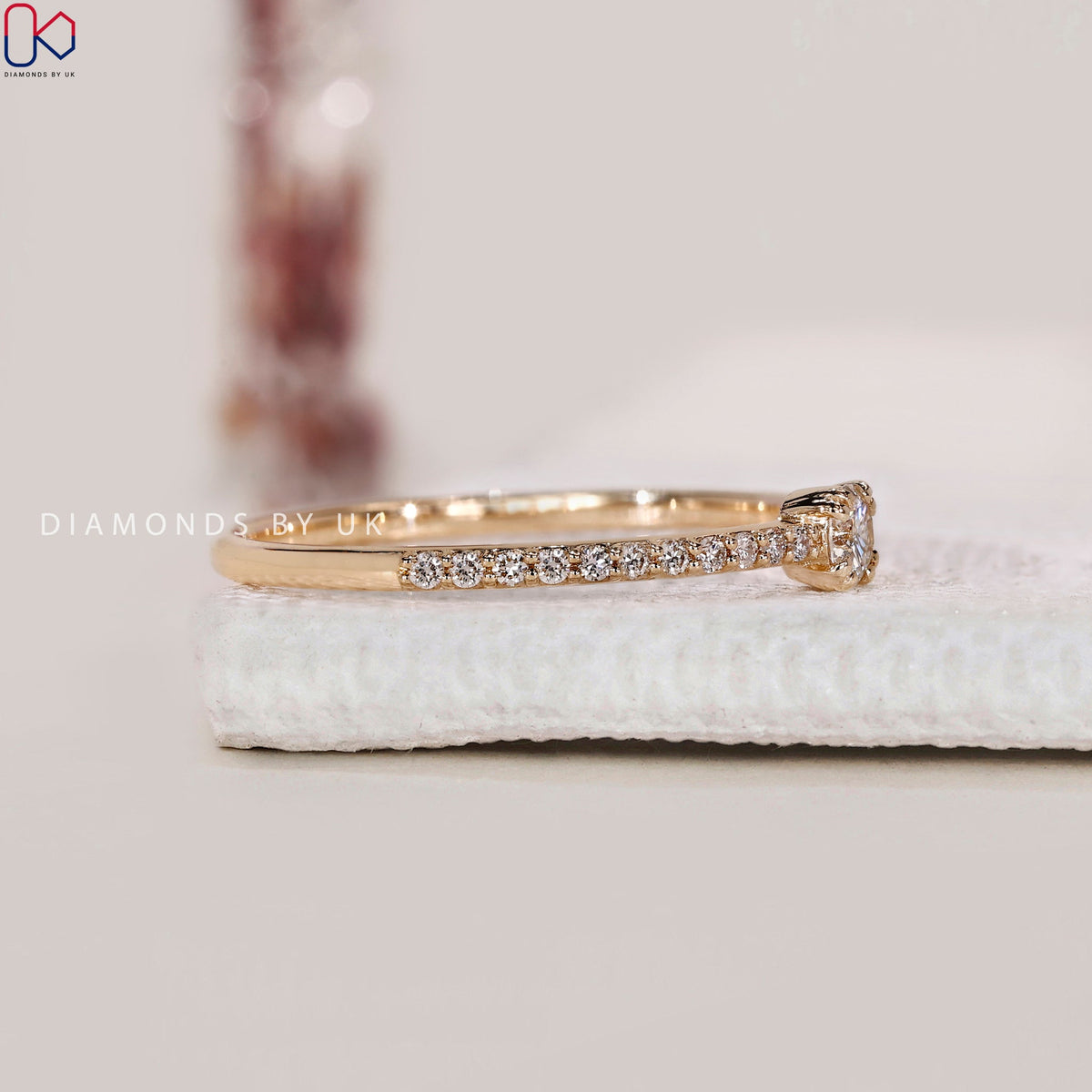 Round Cut Engagement Ring In Yellow Gold