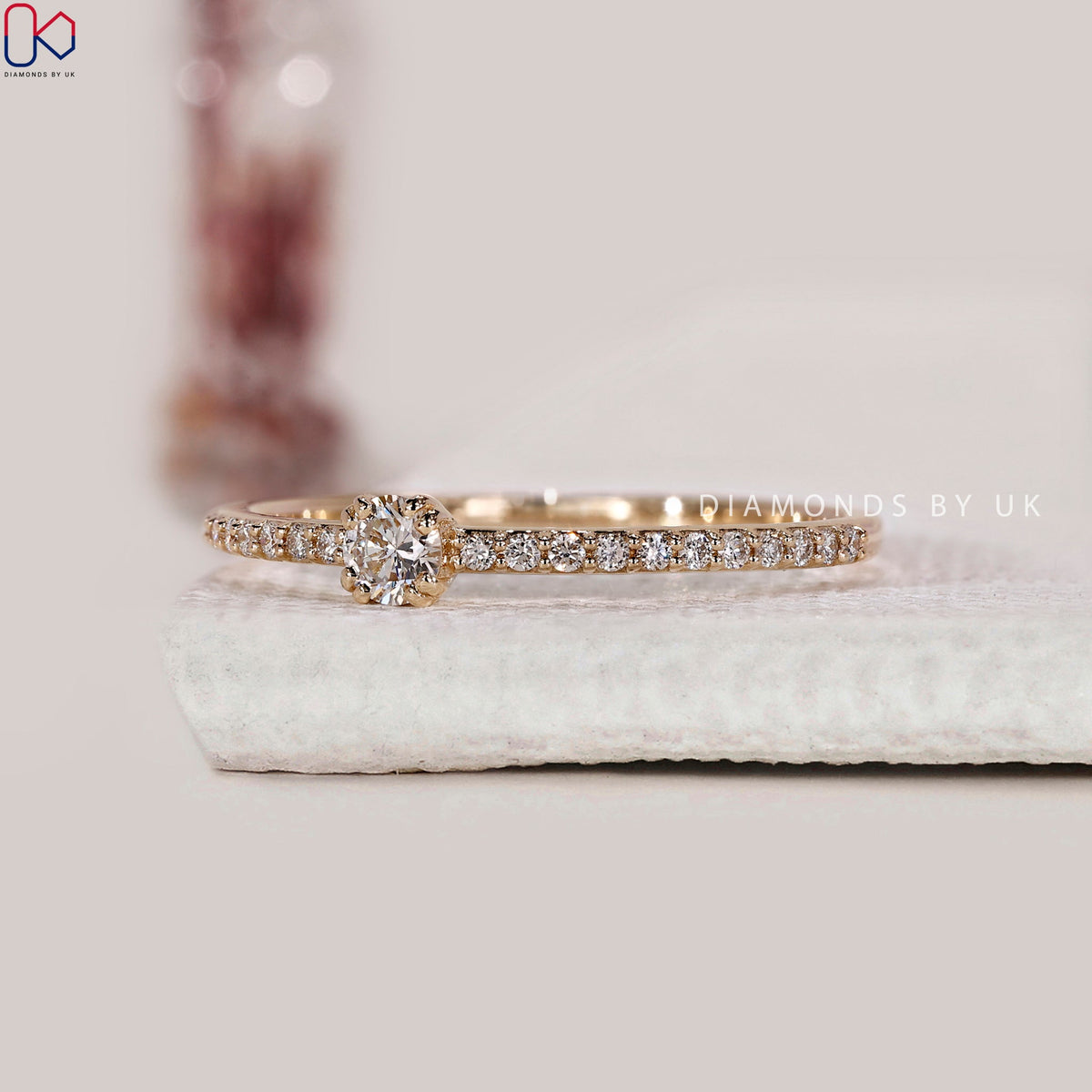 Round Cut Engagement Ring In Yellow Gold