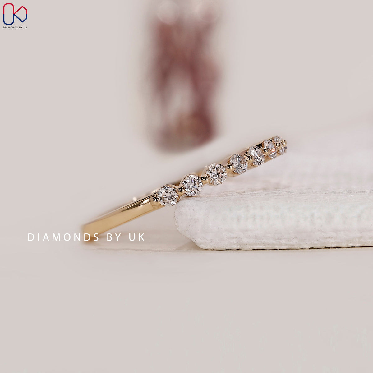 Round Cut Diamond Wedding Band in Yellow Gold