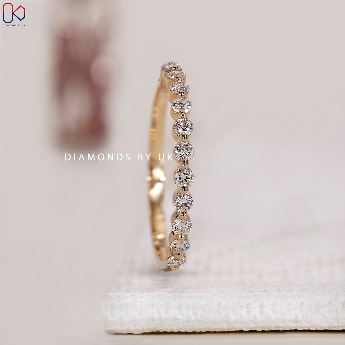 Round Cut Diamond Wedding Band in Yellow Gold