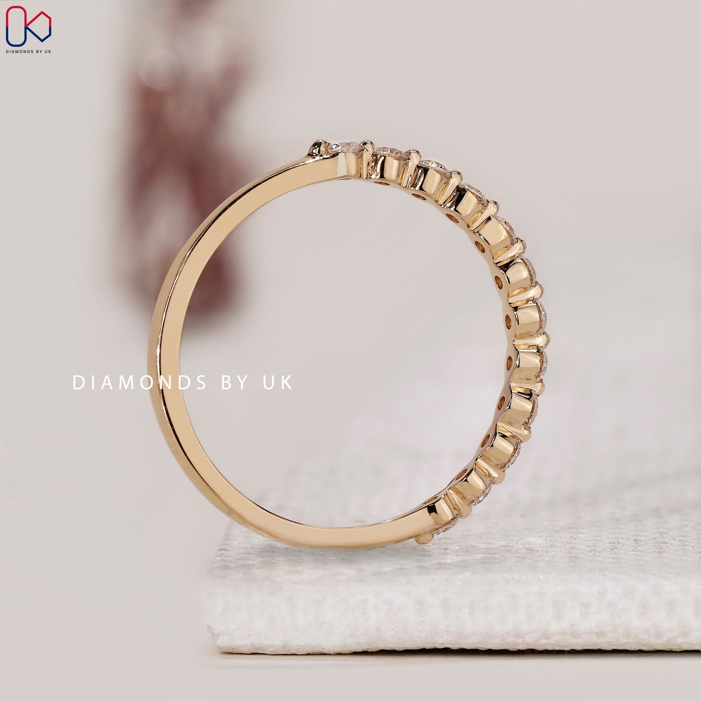 Round Cut Diamond Wedding Band in Yellow Gold