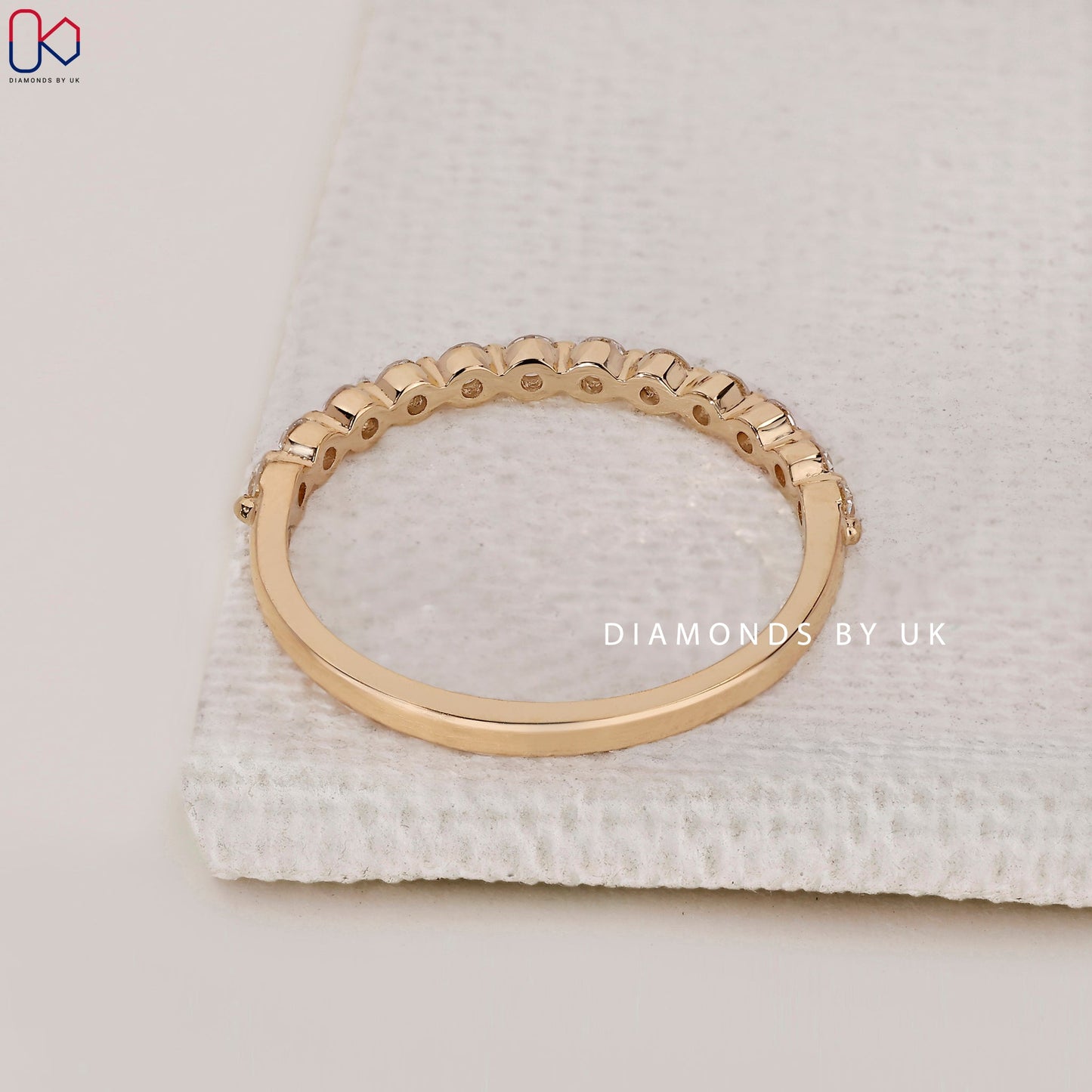 Round Cut Diamond Wedding Band in Yellow Gold