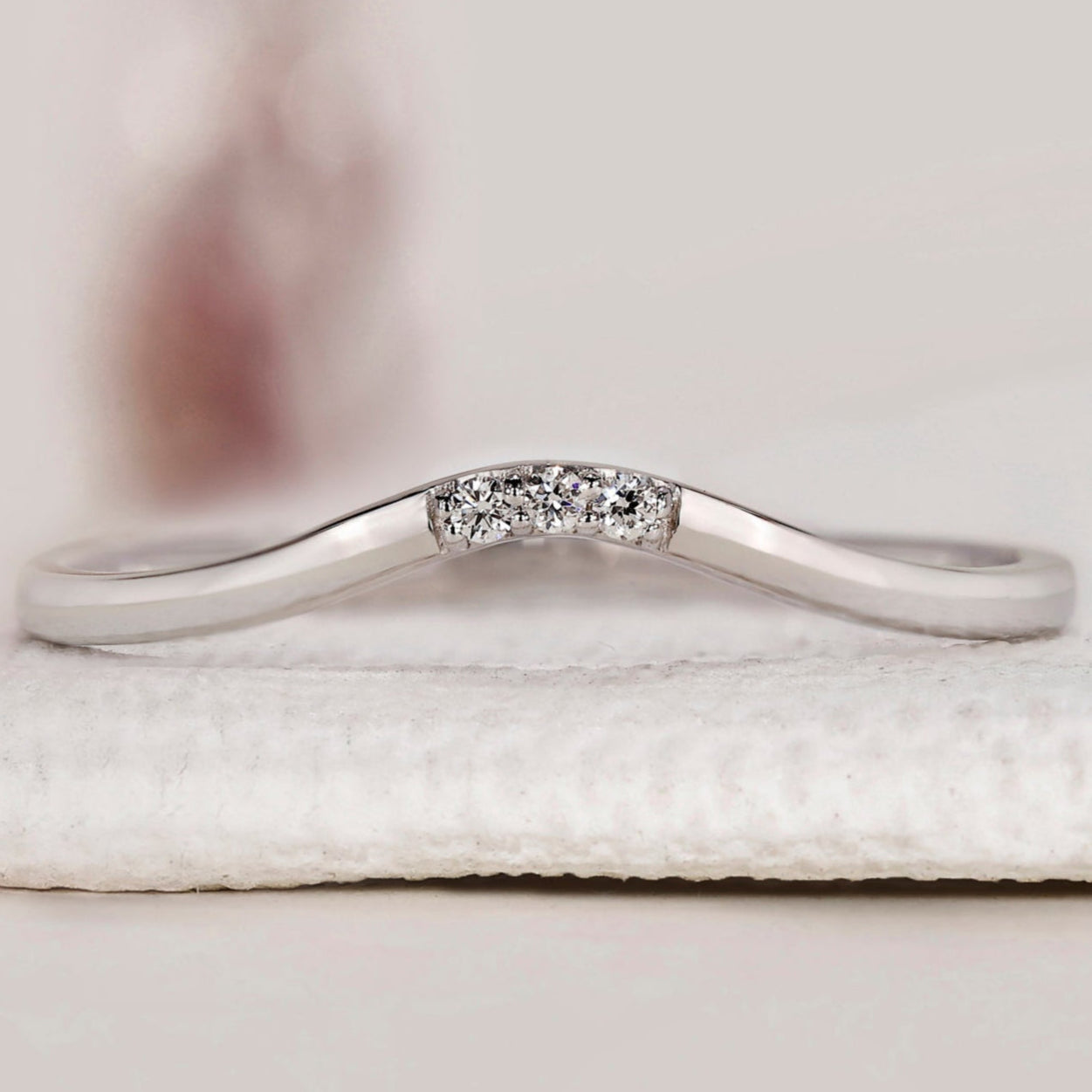 Curved Wedding Band White Gold - Round Diamond