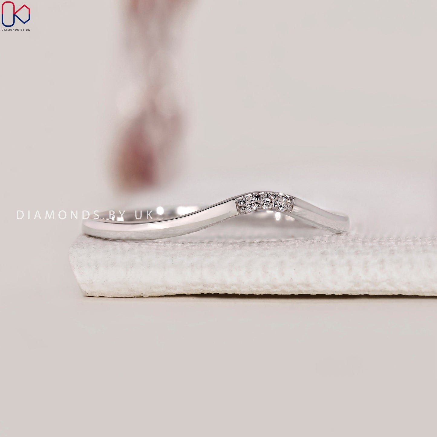 Curved Wedding Band White Gold - Round Diamond